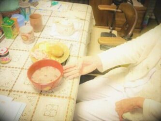 認知症カフェの内容 厚生労働省の新オレンジプランの定義や課題